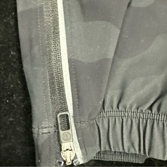 Lululemon Black/Gray Camouflage Men's Pants Size L - Picture 7 of 7